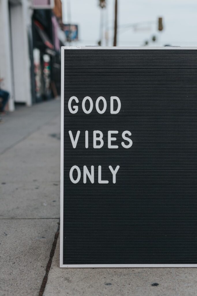 Description: good vibes only text